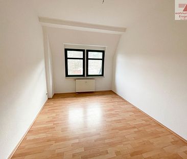 2-Raum-Dachgeschosswohnung mit Einbauküche im Herzen von Aue - Photo 2