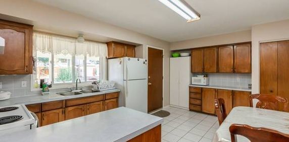 5 Bedroom West Abbotsford House - Photo 2