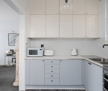 Chic Art Deco apartment in boutique park side block - Photo 6