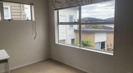 Beautiful 3 Bedroom Home with Double Garage an... - Photo 2