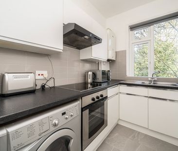 1 Bed Flat, Lee High Road, SE12 - Photo 3