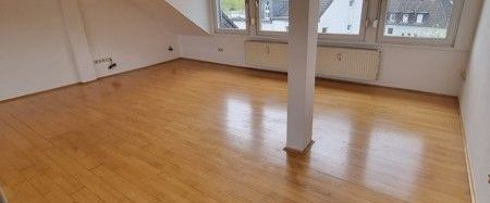 Ratingen: Tolle Dachgeschosswohnung mit großem Wohnraum und Parkettboden - Foto 1