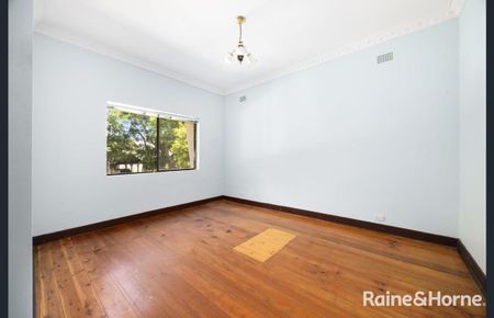 BRIGHT & SPACIOUS 4-BEDROOM HOME ON A QUIET, LEAFY STREET! - Photo 4