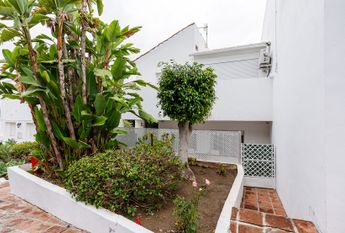 Bright and Cozy 2-Bedroom Apartment with Modern Renovation