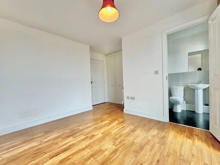 3 Bed Flat, Canterbury House, RM8 - Photo 5
