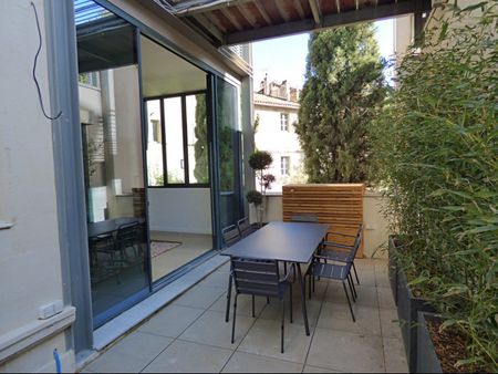 AVIGNON INTRA MUROS: Magnifique appartement entièrement neuf et climatisé avec terrasse et box au coeur du Centre Historique - Photo 2