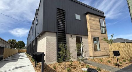 A spacious two bedroom townhouse with all the extras! - Photo 4