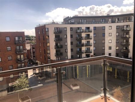 2 Bedroom Flat / Apartment - Centenary Plaza, Southampton - Photo 3