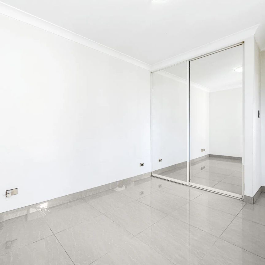 WELL PRESENTED 2 BEDROOM VILLA WITH LOCK UP GARAGE - Photo 1