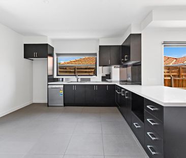 Modern 2 Bedroom Townhouse in Prime Brunswick Location - Photo 3