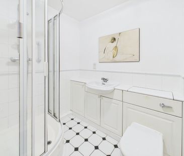 2 bedroom Flat in Montague Close, Wokingham - Photo 6