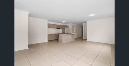 SPACIOUS CAMERON PARK FAMILY HOME WITH GREAT YARD & DOUBLE GARAGE - Photo 4