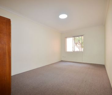 2 Bedroom Unit in Handy Location&excl;&excl; - Photo 3