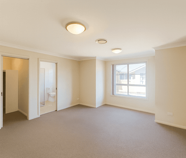 Luxury 3 Bedroom Townhouse in Casula! - Photo 1