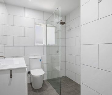 Spacious Single-Level Family Cottage Opposite School & Walk to Broa... - Photo 5