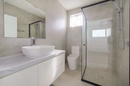 Near New Luxurious Home in Prime Location in the Beautiful Suburb of Macarthur Heights! - Photo 3