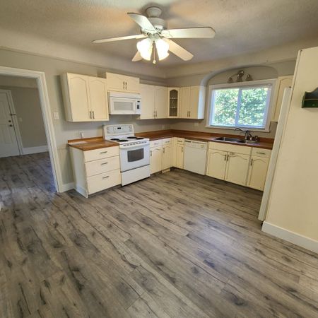 Cute and Cozy Home in Chilliwack - Photo 2