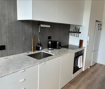 Step out to Victoria Park and the Viaduct. - Photo 6