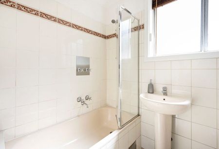 A Short-Term Inner-North Retreat — Fully Furnished | 6-Month Lease - Photo 5