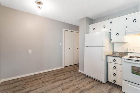 Central – 3 bed, 1.5 bath main upper floor unit – Aug.1st - Photo 2