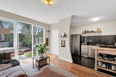Spacious Windsor apartment with direct access to a park - Photo 2