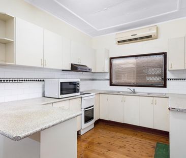 3 Beds Family House On A quiet Street Available Now! ! ! - Photo 2