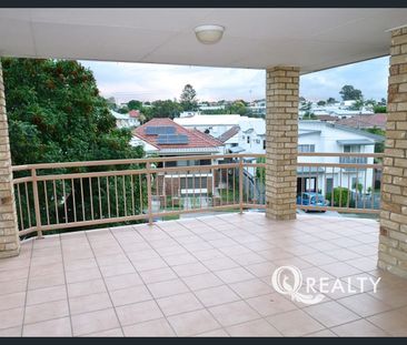 🏡 Low Maintenance - Spacious Contemporary Unit - Photo 6