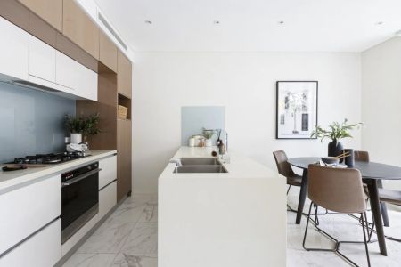 Luxuriously Appointed Ground Floor Apartment in Designer Complex - Photo 3