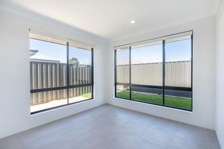 Stunning Near New Build – Modern Comfort & Convenience! - Photo 2