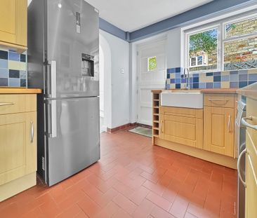 Charming end terraced 2 bedroom cottage located just off the High S... - Photo 1