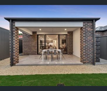 "STYLISH Modern Home Living" - Photo 2