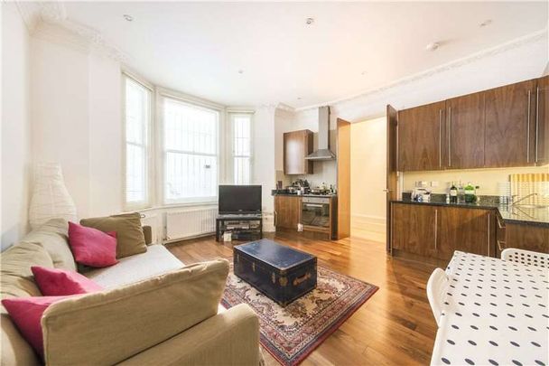 This lower ground floor flat benefits from good storage and a private garden, ideally located for Barons Court. - Photo 1