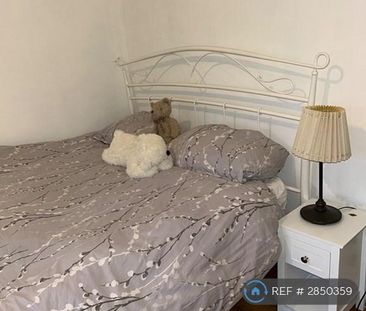 1 bedroom in a flat share to rent - Photo 3