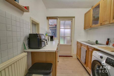 3 bedroom semi-detached house to rent - Photo 4