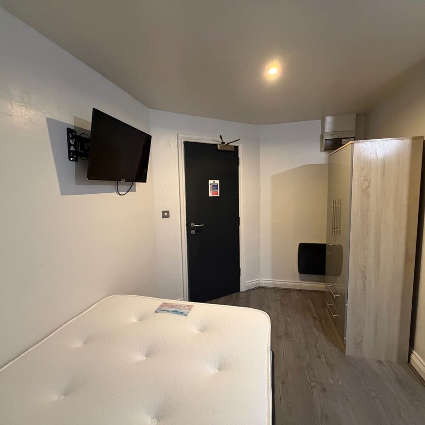 Oldgate, Huddersfield - Photo 1