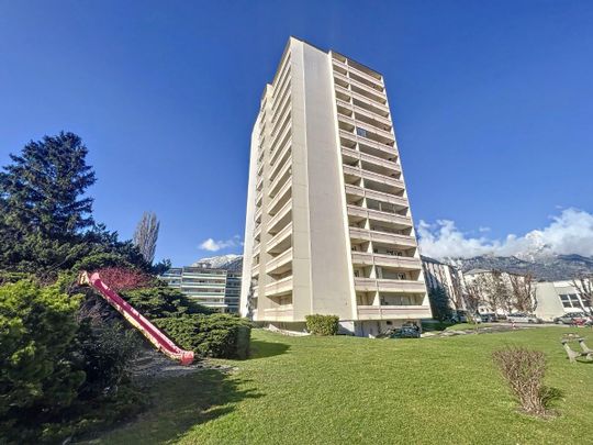 Nous vous proposons un appartement partiellement rénové de 4.5 pièces en duplex situé au 8 ème étage avec vue dégagée. - Foto 1