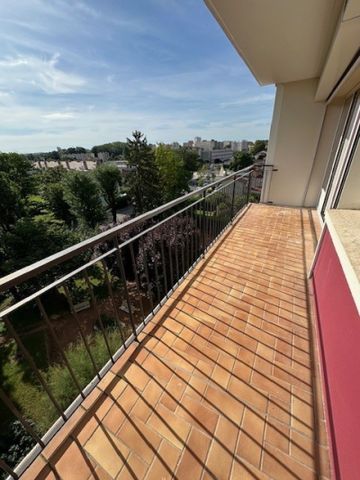 VENEZ DECOUVRIR CE CHARMANT T4 DE 84 M² AU 5EME ETAGE AVEC ASCENSEUR - COEUR DE VILLEURBANNE - Photo 2