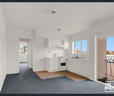 Stylish One-Bedroom Apartment in Prime Port Melbourne Location - Photo 3