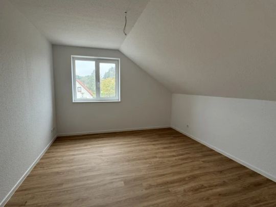 Helle Dachgeschosswohnung mit ca. 72 m² in einem charmanten Doppelhaus zur Miete - Photo 1