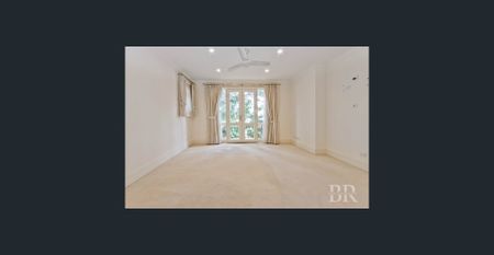 Beautiful 5-Bedroom Home in a fantastic Location! - Photo 2
