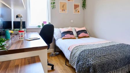 Classic En-suite in a 5-bed flat - Photo 4