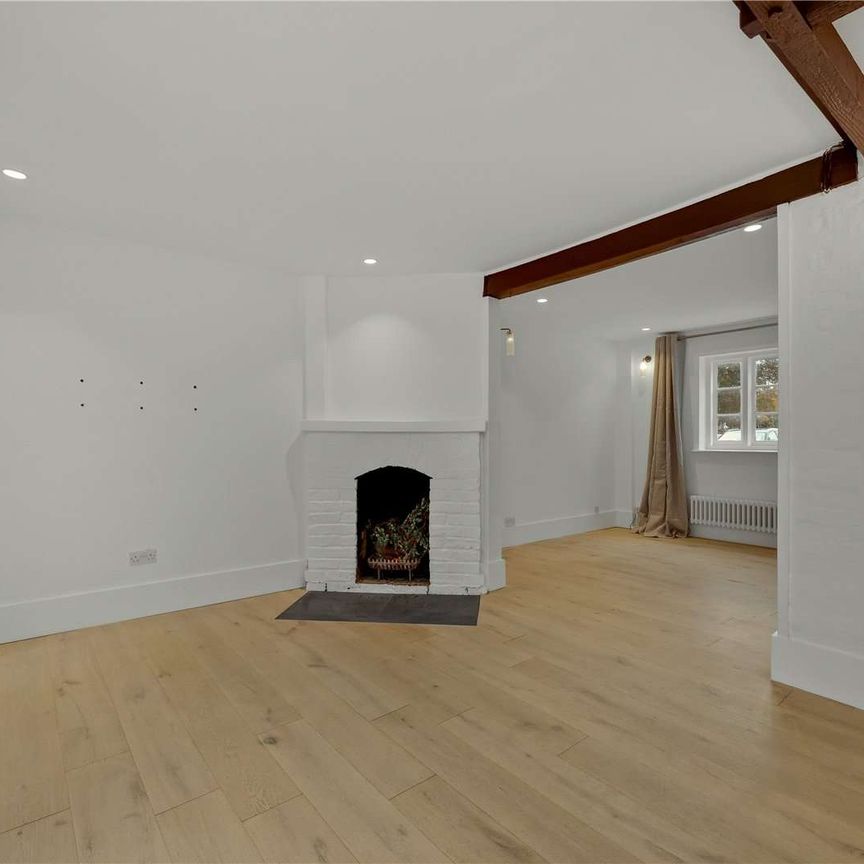 A charming cottage in the heart of Farnham town centre with a private garden. - Photo 1