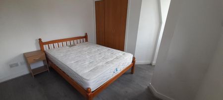 3 bedroom flat to rent - Photo 3