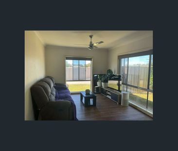 Neat two bedroom unit - Photo 2