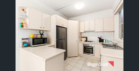 CONTEMPORARY RICHMOND TOWNHOUSE WITH EASY CITY ACCESS - Photo 4