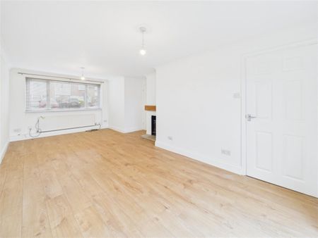 3 bedroom Semi-detached house to rent - Photo 2