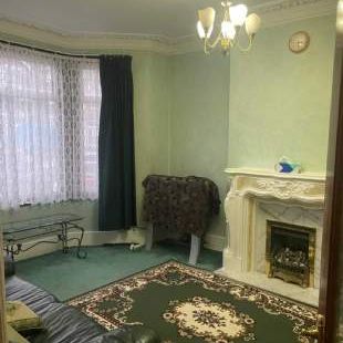 3 bedroom property to rent in London - Photo 1