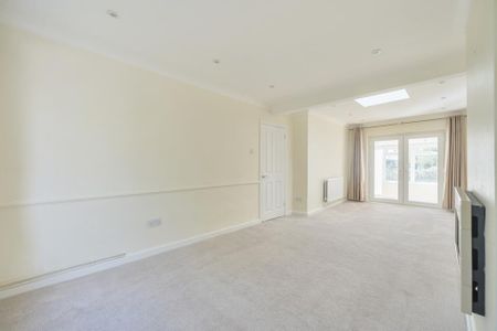 3 bedroom detached bungalow to rent - Photo 4