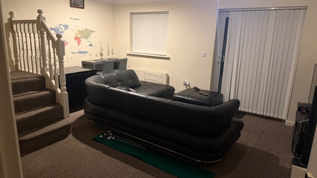 1 bedroom in a house share to rent - Photo 2