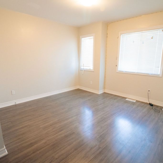 **ALL INCLUSIVE** STUDENTS ROOM FOR RENT IN A STUNNING HOUSE!! - Photo 1